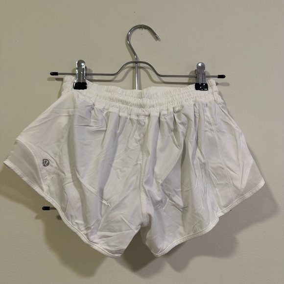White Lululemon Hotty Hot Shorts II *2.5” - Size 4 - Picture 2 of 3